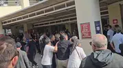 Ters bakma tartışması kanlı bitti: Mahkeme salonunda karar, bahçede arbede