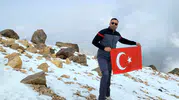 Bulutların üzerinde bir krater gölü: Doç. Dr. Haydar Sacit Savalan’ın zirvesine adını yazdırdı