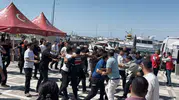 Kayıp denizcilerin acılı bekleyişi gölgelendi: Limanda gazetecilere çirkin saldırı