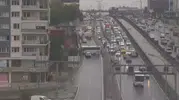 Avcılar'da sabah trafiğinde korkutan kaza: Servis aracı duvara çarptı