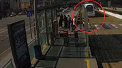 Samsun'da saniyelerle yarış: Tramvay raylarına koşan çocuğu tişörtünden yakalayıp hayata bağladı