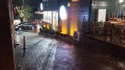 İstanbul'da aniden bastıran sağanak hayatı felç etti: Kafenin içi göle döndü