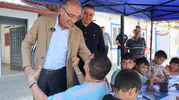 Miniklerin neşesi Antakya'nın gündemine oturdu: Başkan Yapar okul bahçesinde çocuklarla buluştu