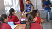 Demirci'de okul sıralarında renkli görüntüler: Genç gönüllüler miniklerin heyecanına ortak oldu