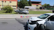 Kayseri'de korkunç kaza: Otomobil ağacın tepesinde asılı kaldı