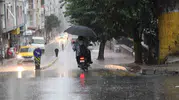 Efeler'de aniden bastıran sağanak hayatı felç etti