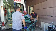 Taşıma işlemi kabusa döndü: Merdivenlerde buzdolabı altında kaldı