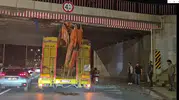 Tırın lastiklerini indirdiler: Üst geçide sıkışan dev aracı böyle kurtardılar