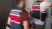 Adana'da jandarma baskını: Kaleşnikof ve binlerce hapla yakalandılar