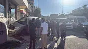 Arnavutköy'de sabah trafiğinde dehşet anları: Kontrolden çıkan araç kaldırıma uçtu