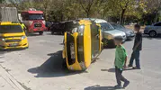 Konya'da trafik kâbusu: Ticari taksi devrildi, zabıta aracı hasar aldı