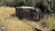 Diyarbakır'da korkutan kaza: Virajı dönemeyen araç ters döndü