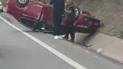 D-100 kara yolunda korku dolu anlar: Otomobil bir anda ters döndü