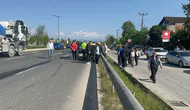 Yaya geçidinden yola çıkan mopede motosiklet çarptı: O anlar kamerada!