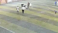 Halı sahada ölümden döndü: Antrenörün saniyelerle yarışan müdahalesi kamerada
