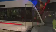 Metro hattında gerçekleşen kazada 9 kişi yaralanırken, seferler durduruldu.