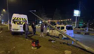 İki aracın karıştığı trafik kazasında çok sayıda kişi yaralandı