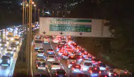 Megakentte akşam trafiği kilitlendi: Yüzde 89 yoğunlukla yollar felç oldu