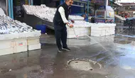 Adana'da balıkçılar pazarında isyan: Kanalizasyon tıkandı, esnaf çareyi rögarın içine girmekte buldu