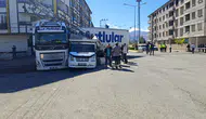 Trafikte dehşet anları: Tır sürücüsü tartıştığı aracı kovalayıp direğe çarptı