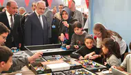 Kabataş'ta bilim rüzgarı: Halı saha dev bir laboratuvara dönüştü
