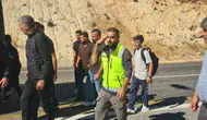 Eruh yolunda dehşet anları: Tonlarca ağırlıktaki tır bariyerlere saplandı