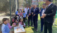 Müdür Uğurelli Alaşehir'de çocuklarla mendil kapmaca oynadı: Minik girişimcilerin pazarı büyük ilgi gördü