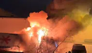 Sanayi sitesinde korkutan gece: Park halindeki tır küle döndü