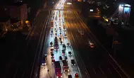 TEM Otoyolu'nda gece yarısı dehşeti: Bariyerlere saplanan araçtan acı haber geldi