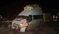 Sivas yolunda gece yarısı dehşeti: Tarım işçilerini taşıyan minibüsle otomobil çarpıştı