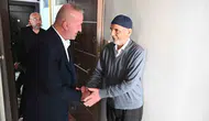 Başkan Karabatı mutfağa girdi, yaşlı bir vatandaşın kapısını çaldı: En özel ikram kendi elinden