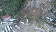 Hopa'da dehşet anları: Tır parkını enkaza çeviren heyelanın boyutu gün yüzüne çıktı