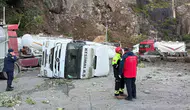 Hopa'da sabah dehşeti: Tır parkına düşen dev kayalar bir can aldı