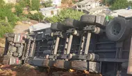 Adıyaman'da korkutan kaza: Rampadan aşağı inen tır devrildi