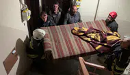 Çatıdaki firarinin ilginç teslim olma hikayesi: İtfaiyeden çekyatlı önlem