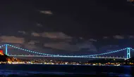İstanbul Boğazı'nda turkuaz şölen: Köprü özel gün için ışıklandırıldı