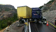 Malatya'da korkutan kaza: Bariyerlerin üzerinde asılı kaldı