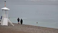 Antalya'da sağanak yağışa inat: Konyaaltı'nda deniz keyfi