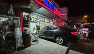 Sarıkamış'ta korkutan kaza: Otomobil dükkanın içine daldı