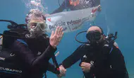 Mavi derinliklerde gelen ömürlük imza: 5 metre altında sürpriz evlilik teklifi