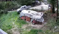 Karabük'te dehşet anları: Kamyonet bahçeye daldı