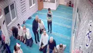 Minik Altan'ın özlemi cami duvarlarını aştı: Hocasına kavuşmak için tek başına safa durdu