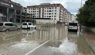 Çerkezköy'de aniden bastıran sağanak trafiği felç etti: Yollar göle döndü