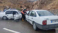 Malatya yolunda dehşet anları: Kafa kafaya çarpışan araçlarda 6 kişi yaralandı