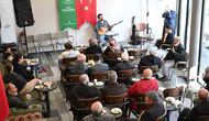 Gaziosmanpaşa'da çifte kutlama: Hem kahve kokusu hem yaşlıların neşesi yükseldi