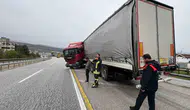 D-100 karayolunda dehşet anları: Tır bariyerlere çarparak makasladı