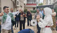 Geleneksel kapı tutma merasimine mühendislik çözümü: Damat 4. kata vinçle çıktı