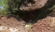 Osmaniye'de dağdan kopan kaya parçaları yolu kapattı