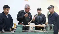 Kırşehirli gençler hem bağlama çalıyor hem de üretiyor