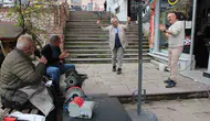 Amasya’da bıçak bileyen sanatçı müşterilerine konser veriyor